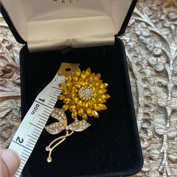 Sunflower brooch - Picture 3 of 3
